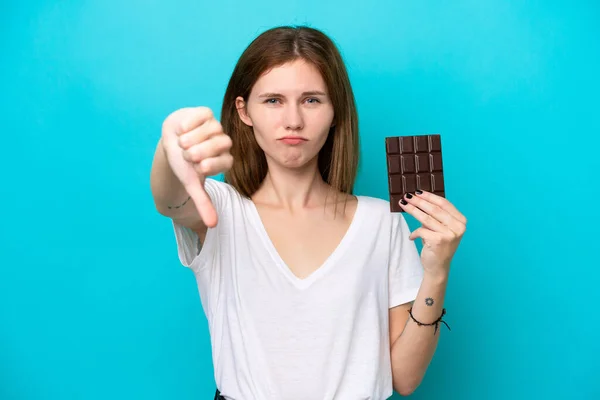 Mladá Anglická Žena Čokoládou Izolované Modrém Pozadí Ukazující Palec Dolů — Stock fotografie