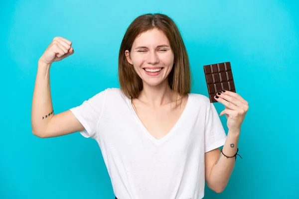 Mladá Anglická Žena Čokoládou Izolované Modrém Pozadí Dělá Silné Gesto — Stock fotografie