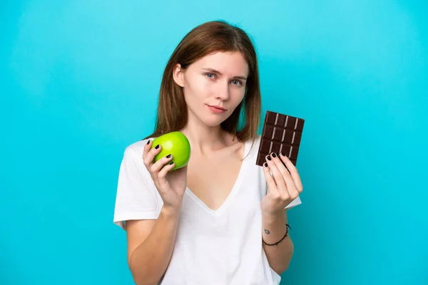 Mladá Anglická Žena Izolované Modrém Pozadí Přičemž Čokoládovou Tabletu Jedné — Stock fotografie