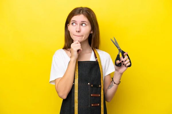 Young Seamstress English Woman Isolated Yellow Background Having Doubts Thinking — Photo