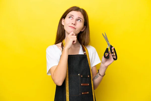 Young Seamstress English Woman Isolated Yellow Background Looking — ストック写真