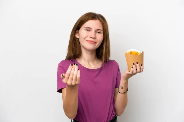 Jovem Inglesa Segurando Batatas Fritas Isoladas Fundo Branco Convidando Para — Fotografia de Stock