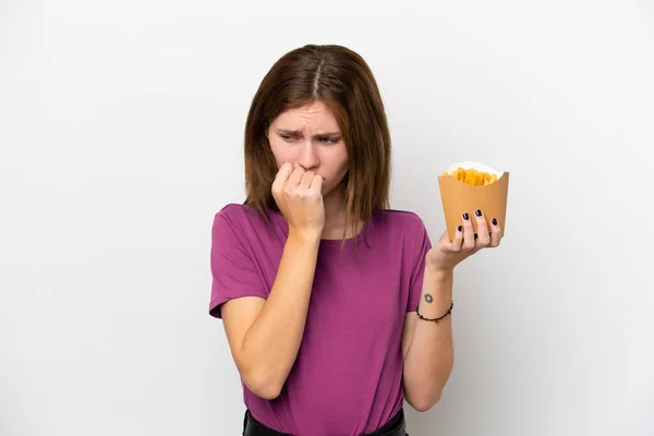 Jovem Inglesa Segurando Chips Fritos Isolados Fundo Branco Com Dúvidas — Fotografia de Stock