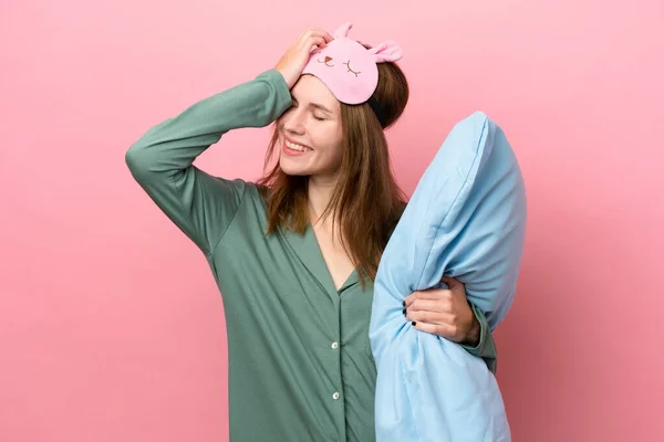 Mladá Anglická Žena Pyžamu Izolované Růžovém Pozadí Pyžamu Úmyslem Řešení — Stock fotografie
