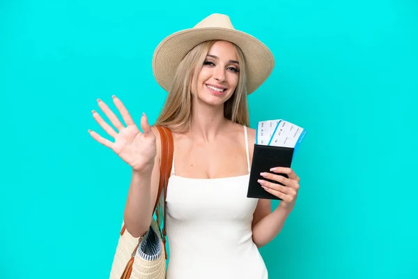 Blond Vrouw Badpak Met Paspoort Geïsoleerd Blauwe Achtergrond Salueren Met — Stockfoto