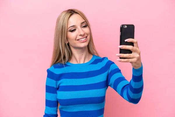 Pembe Arka Planda Izole Edilmiş Güzel Sarışın Kadın Selfie Çekiyor — Stok fotoğraf