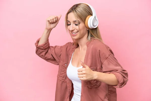 Pretty Blonde Woman Isolated Pink Background Listening Music Dancing — Fotografia de Stock