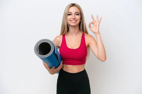 Giovane Donna Bionda Sportiva Che Lezioni Yoga Mentre Tiene Tappeto — Foto Stock