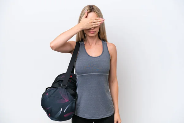 白い背景に手で目を覆うスポーツバッグで隔離された若いスポーツ女性 何か見たくない — ストック写真