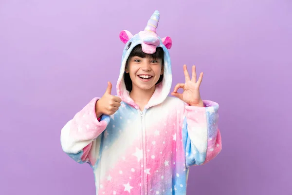 Niño Pequeño Con Pijama Unicornio Aislado Sobre Fondo Púrpura Mostrando —  Fotos de Stock