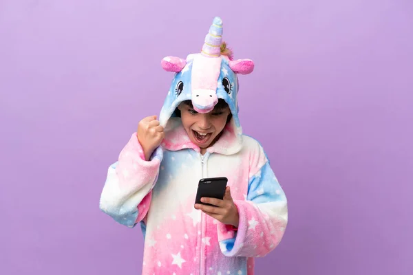 Little Kid Wearing Unicorn Pajama Isolated Purple Background Surprised Sending — Stock Photo, Image