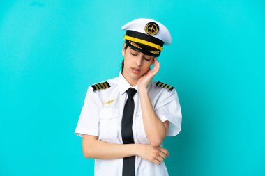 Uçak pilotu Kafkasyalı kadın mavi arka planda baş ağrısı ile izole edildi