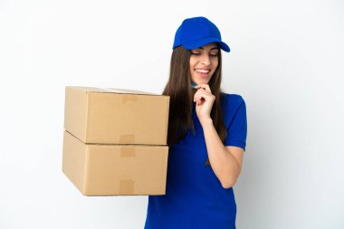 Beyaz arka planda izole edilmiş beyaz bir kadın var. Yan tarafa bakıyor ve gülümsüyor.