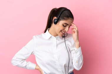 Genç pazarlamacı izole bir geçmişle gülüyor.