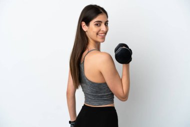 Beyaz arka planda izole edilmiş beyaz kadın halter yapıyor.