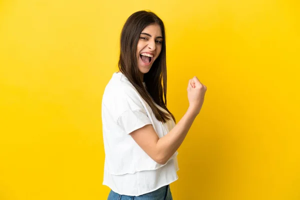Junge Kaukasische Frau Auf Gelbem Hintergrund Die Einen Sieg Feiert — Stockfoto