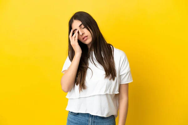 Giovane Donna Caucasica Isolata Sfondo Giallo Con Mal Testa — Foto Stock