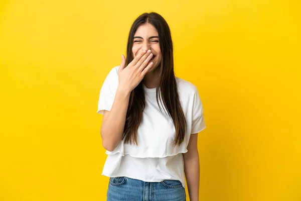 Mujer Joven Caucásica Aislada Sobre Fondo Amarillo Feliz Sonriente Cubriendo —  Fotos de Stock