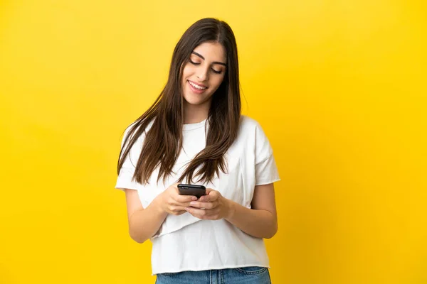 Młoda Biała Kobieta Odizolowana Żółtym Tle Wysyłając Wiadomość Telefonu Komórkowego — Zdjęcie stockowe