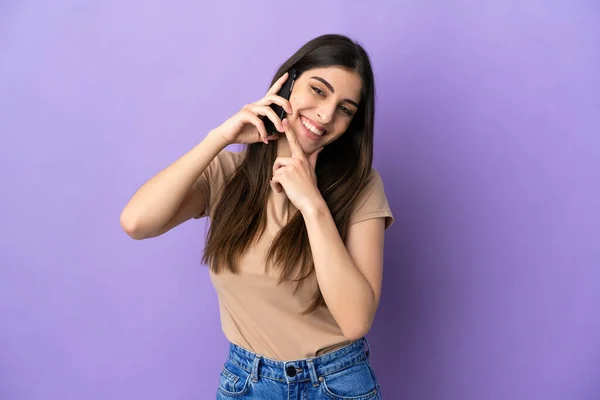 Joven Mujer Caucásica Utilizando Teléfono Móvil Aislado Sobre Fondo Púrpura — Foto de Stock