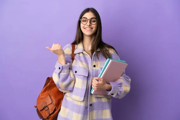 Jovem Estudante Mulher Isolada Fundo Roxo Apontando Para Lado Para — Fotografia de Stock