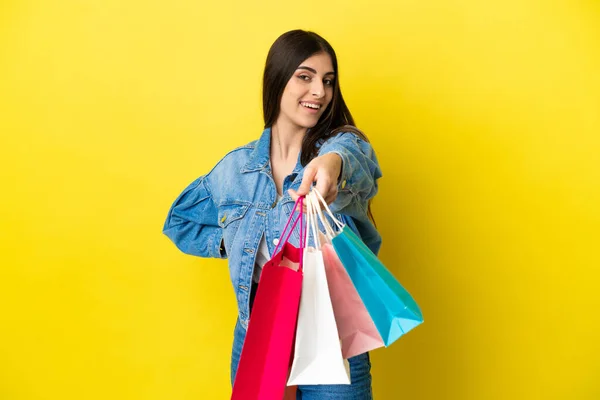 Jonge Blanke Vrouw Geïsoleerd Blauwe Achtergrond Met Winkeltassen Geven Aan — Stockfoto