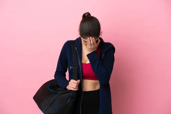 Νεαρή Καυκάσια Αθλήτρια Γυναίκα Αθλητική Τσάντα Απομονωμένη Ροζ Φόντο Κουρασμένη — Φωτογραφία Αρχείου