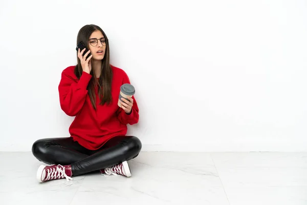 Junge Frau Sitzt Isoliert Auf Dem Boden Und Hält Kaffee — Stockfoto
