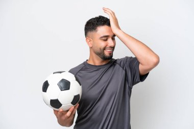 Arap genç futbolcu beyaz arka planda izole edilmiş bir adam bir şey fark etti ve çözüme niyetlendi.