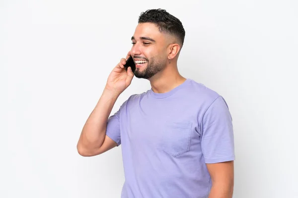 Młody Arab Przystojny Mężczyzna Odizolowany Białym Tle Prowadzenie Rozmowy Telefonu — Zdjęcie stockowe