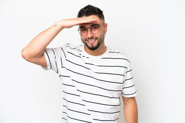 Ung Arabisk Stilig Man Isolerad Vit Bakgrund Tittar Långt Borta — Stockfoto