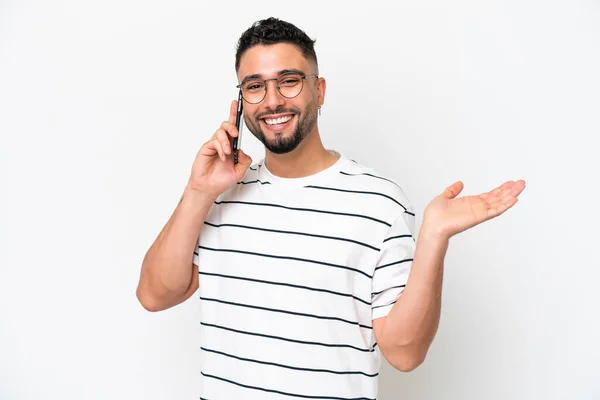 Mladý Arab Hezký Muž Izolovaný Bílém Pozadí Vedení Konverzace Mobilním — Stock fotografie