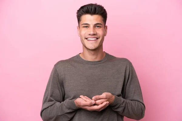 Jonge Kaukasische Man Geïsoleerd Roze Achtergrond Lachen — Stockfoto