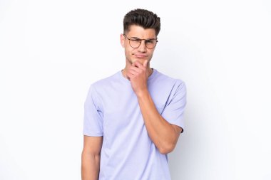 Beyaz arka planda soyutlanmış genç beyaz bir adam