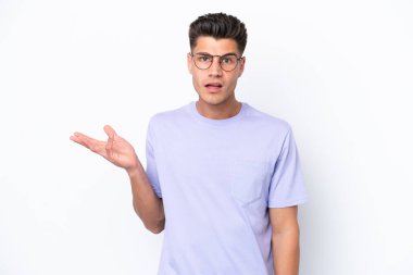 Beyaz arka planda izole edilmiş beyaz bir genç şüpheli hareketler yapıyor.