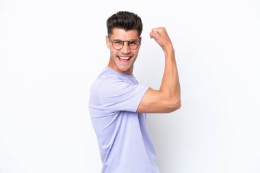 Beyaz arka planda izole genç beyaz adam güçlü jest yapıyor.