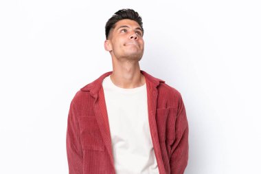 Beyaz arka planda izole edilmiş genç beyaz bir adam var.