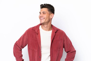 Beyaz arka planda izole genç beyaz adam kolları kalçasında poz ve gülümseme