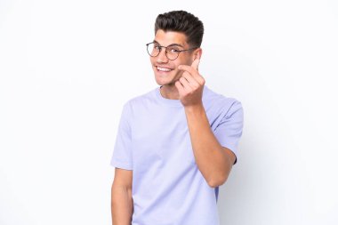 Beyaz arka planda izole genç beyaz adam para jesti yapıyor