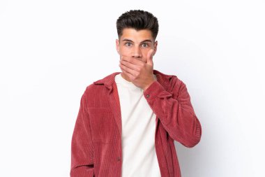 Beyaz arka planda izole edilmiş beyaz tenli genç bir adam ağızı eliyle kapatıyor.