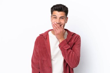 Beyaz arka planda izole edilmiş genç beyaz adam mutlu ve gülümsüyor.