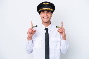 Beyaz arka planda izole edilmiş Kafkas uçağı pilotu harika bir fikre işaret ediyor.