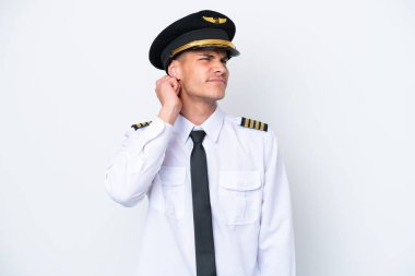 Kafkasyalı uçak pilotu beyaz arka planda izole edilmiş, kuşkuları var ve kafası karışmış bir yüz ifadesi var.