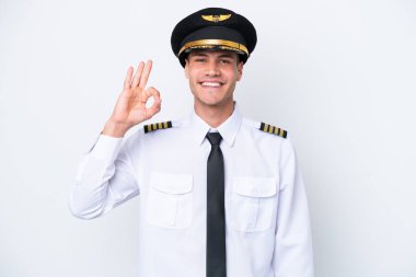 Beyaz arka planda izole edilmiş Kafkasyalı uçak pilotu, tamam işaretini parmaklarıyla gösteriyor