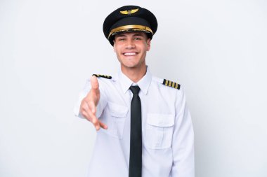 Beyaz arka planda izole edilmiş Kafkasyalı uçak pilotu iyi bir anlaşma için el sıkışıyor.