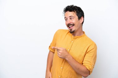 Bıyıklı genç adam beyaz arka planda izole edilmiş, parmağını yana doğru uzattı ve bir ürün sundu.