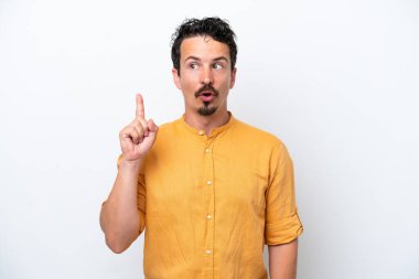 Bıyıklı genç adam beyaz arka planda izole edilmiş.