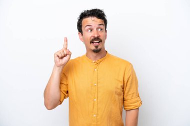 Bıyıklı genç adam beyaz arka planda izole edilmiş bir şekilde parmağını kaldırarak çözümü bulmaya çalışıyor.