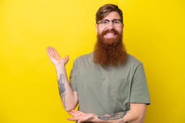 Sarı arka planda sakallı kızıl saçlı adam, davet etmek için ellerini yana uzatıyor.