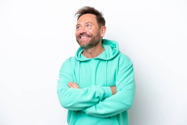 Beyaz arka planda soyutlanmış orta yaşlı beyaz bir adam gülümserken yukarı bakıyor.